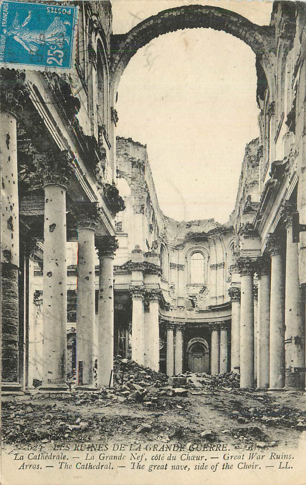 CPA Arras Les Ruines de la Grande Guerre La Cathedrale La Grande Nef Cote du Chœur Militaria