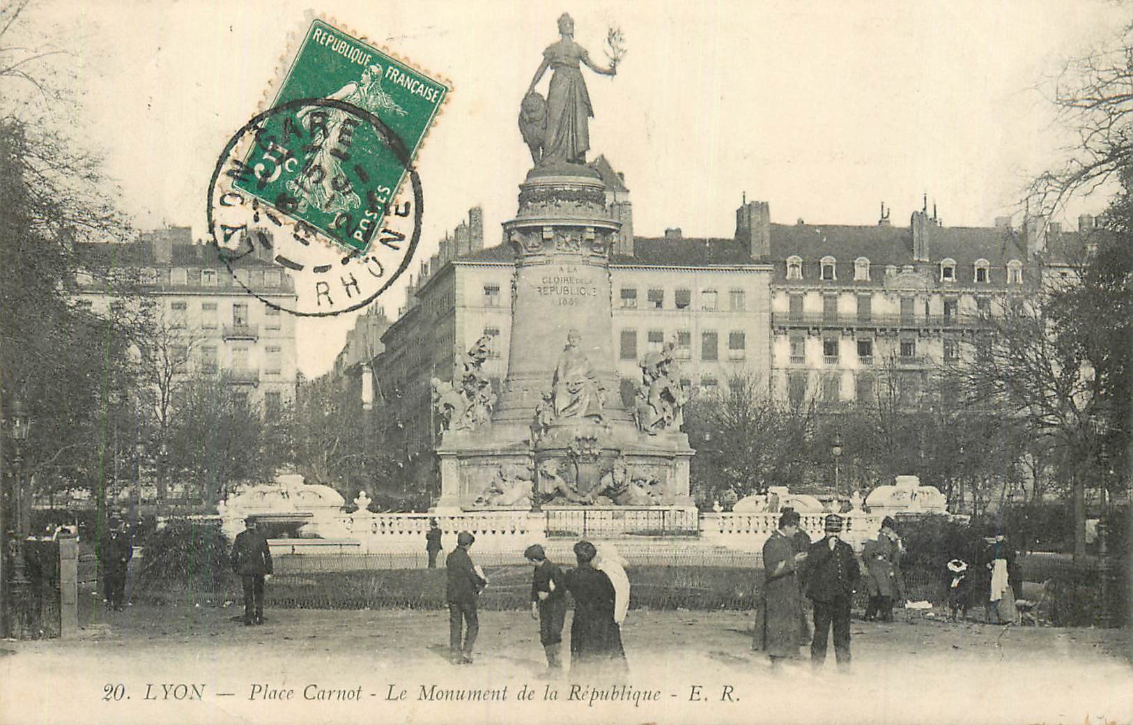 CPA Lyon Place Carnot Le monument de la Republique