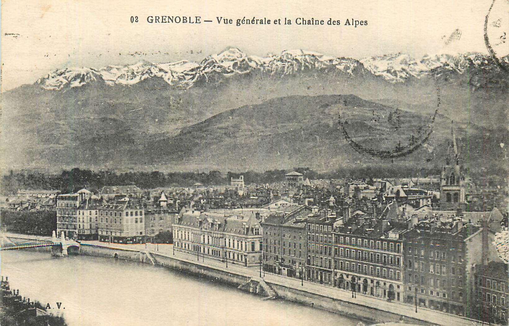 Grenoble — Vue générale et la Chaîne des Alpes — A.V. n°02