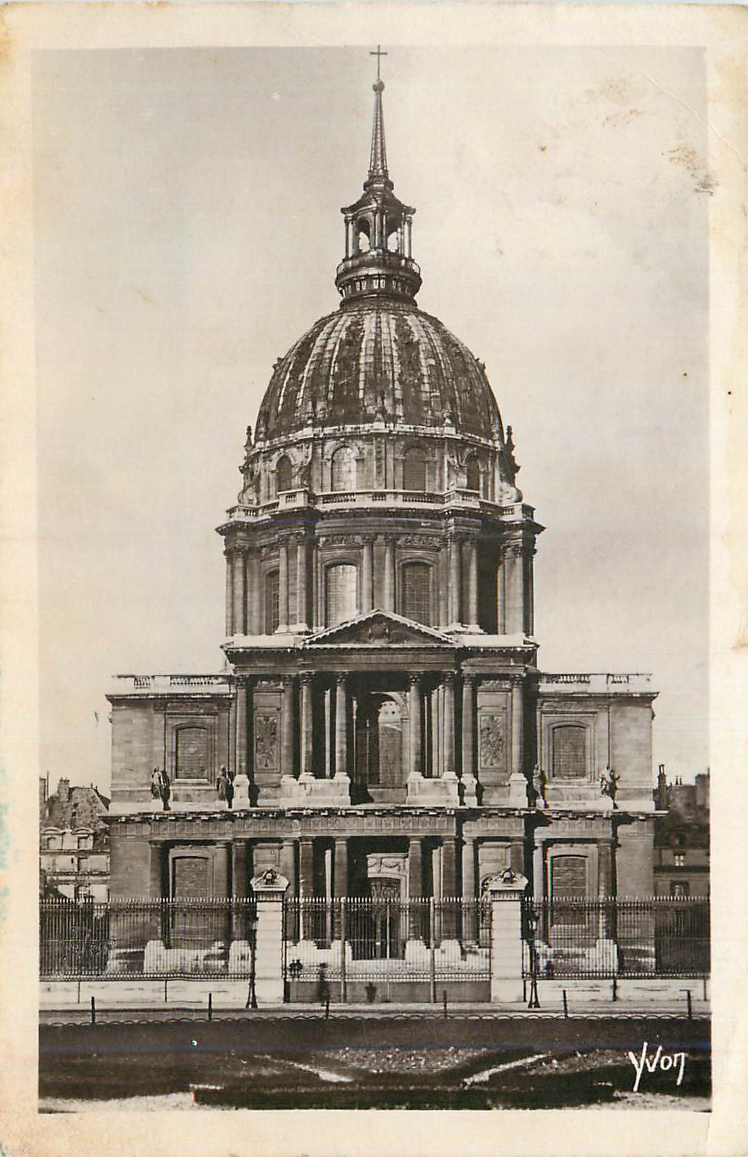 CPA Paris en Flanant Les Invalides