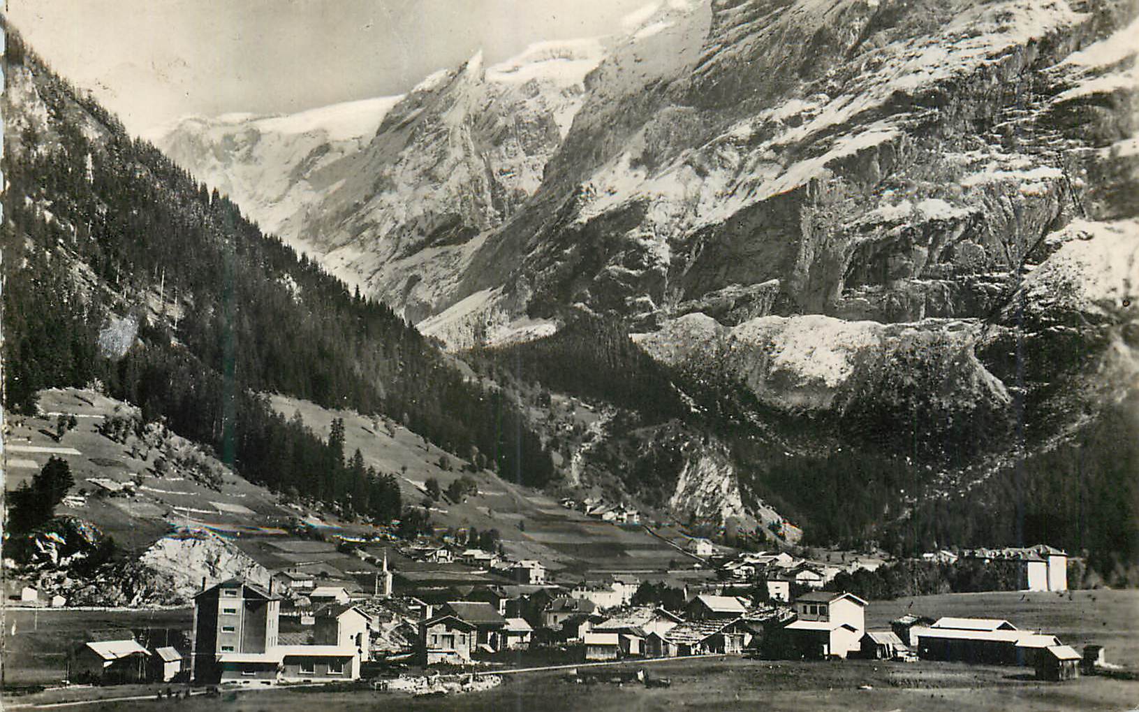CPM Pralognan la Vanoise (Savoie) (Alt 1430 m) Vue Generale et l'Aiguille de l'Arcellin (Alt 2720 m)