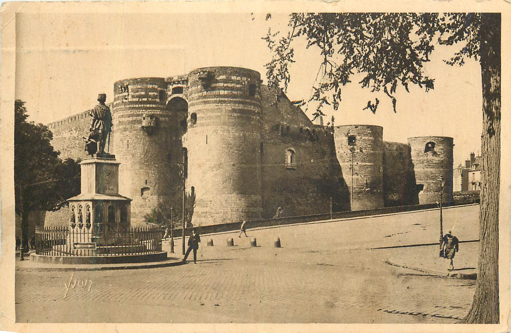 CPA Angers (Maine et Loire) La Douce France Le Chateau et la Statue du Roi Rene