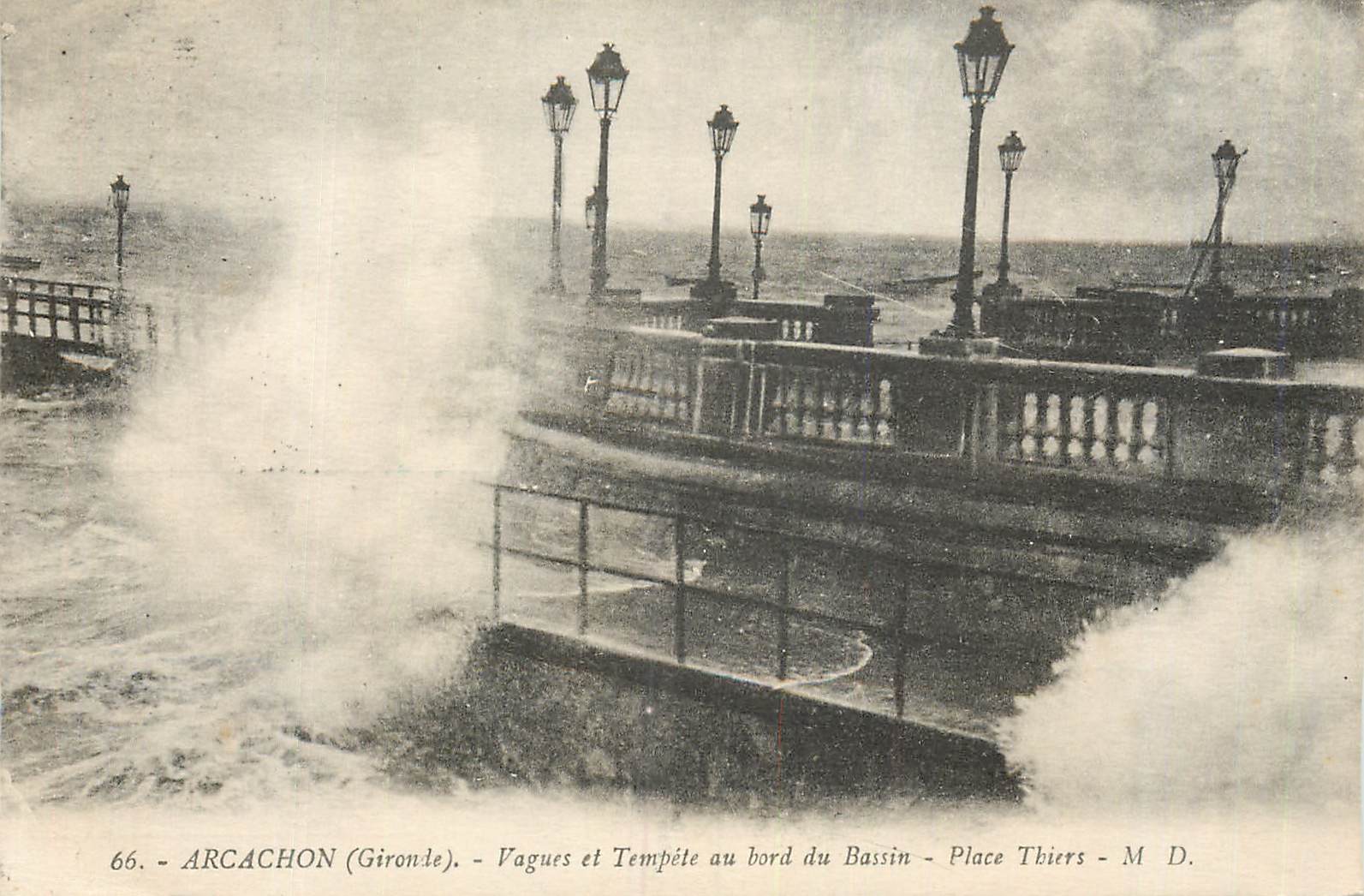 Arcachon (Gironde) — Vagues et Tempête au bord du Bassin - Place Thiers — M. D.