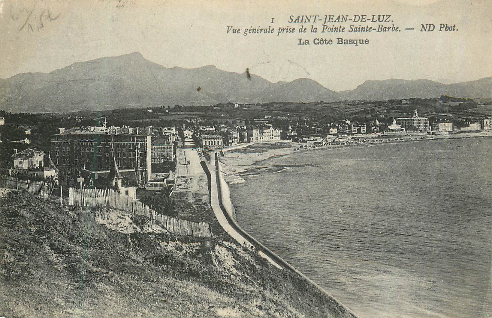 CPA Saint Jean de Luz Vue Generale prise de la Pointe Sainte Barbe La Cote Basque