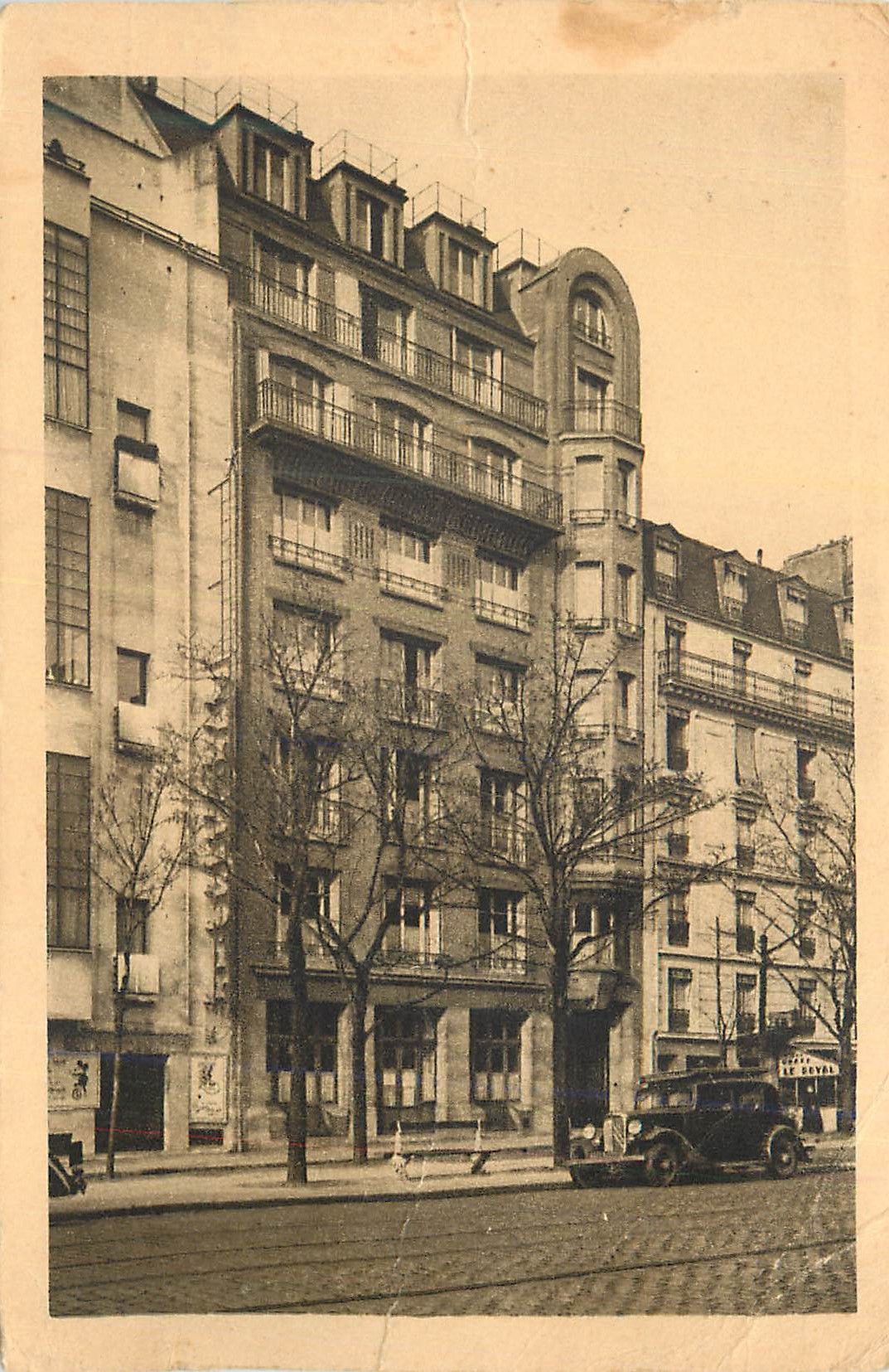 Immeuble Art Déco à Paris — vue de rue avec voiture des années 1930 — éditeur non identifié