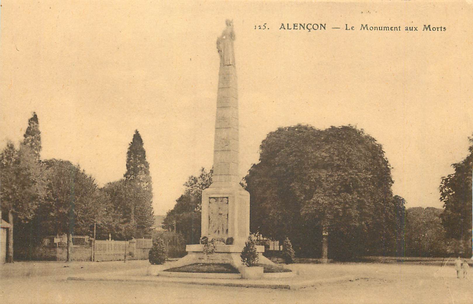 CPA Alencon Le Monument aux Morts