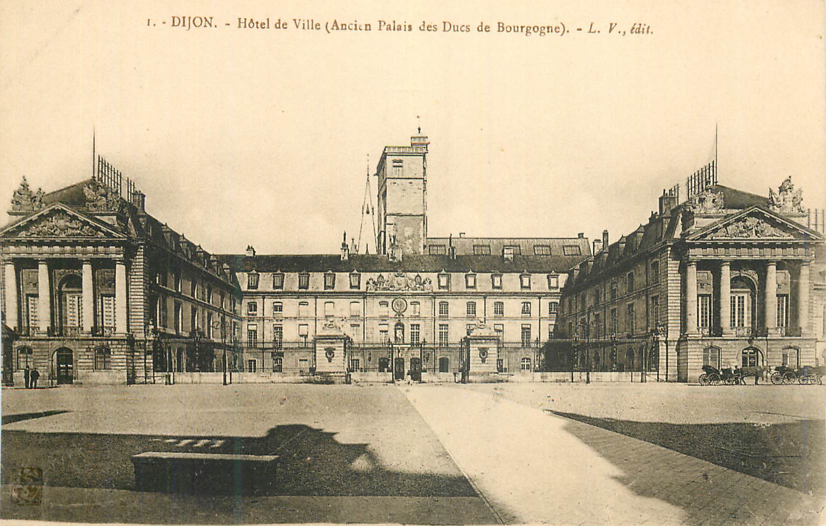 CPA Dijon Hotel de Ville (Ancien Palais des Ducs de Bourgogne)