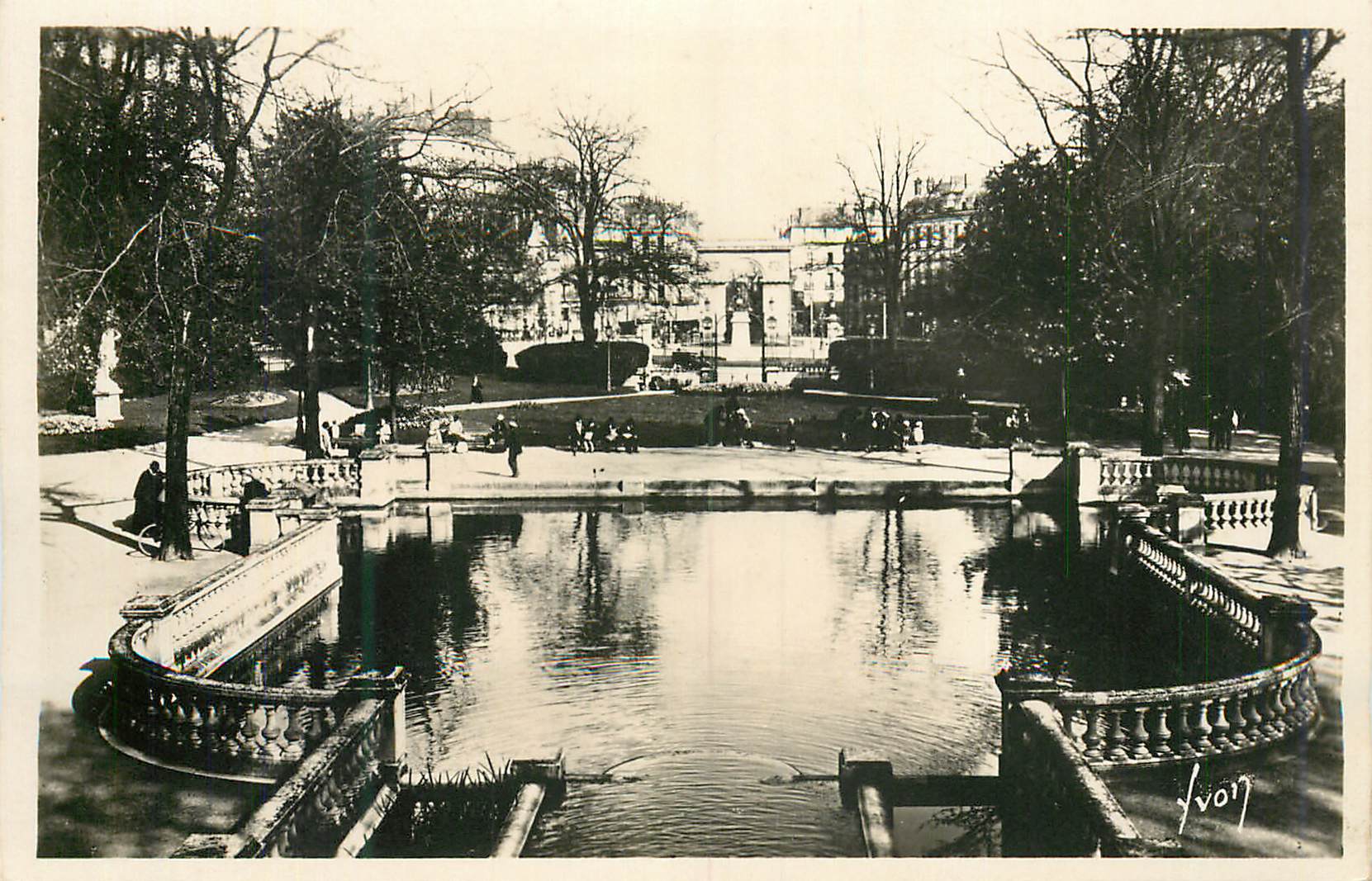 CPM Dijon (Cote d'Or) Chateau d'Eau et place d'Arcy