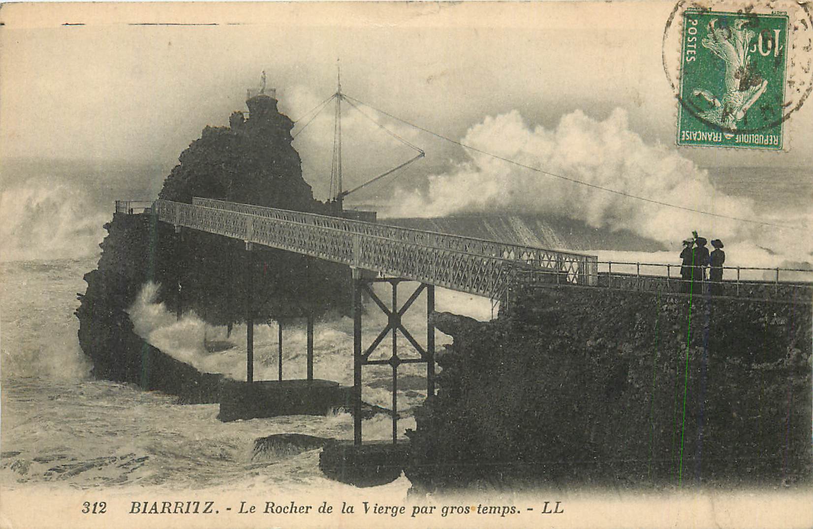 Biarritz - Le Rocher de la Vierge par gros temps - LL