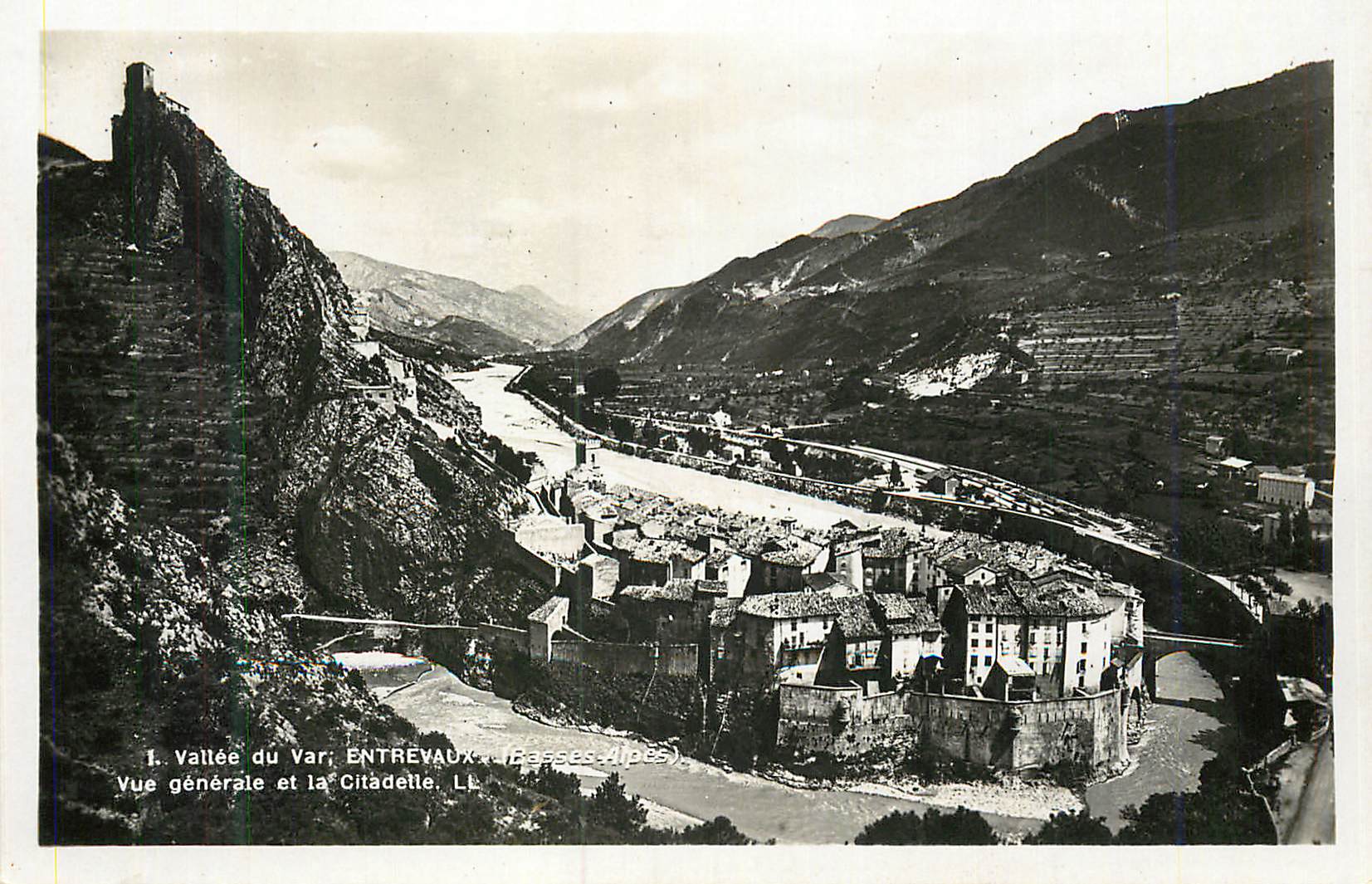 CPM Vallee du Var Entrevaux (Basses Alpes) Vue Generale et la Citadelle