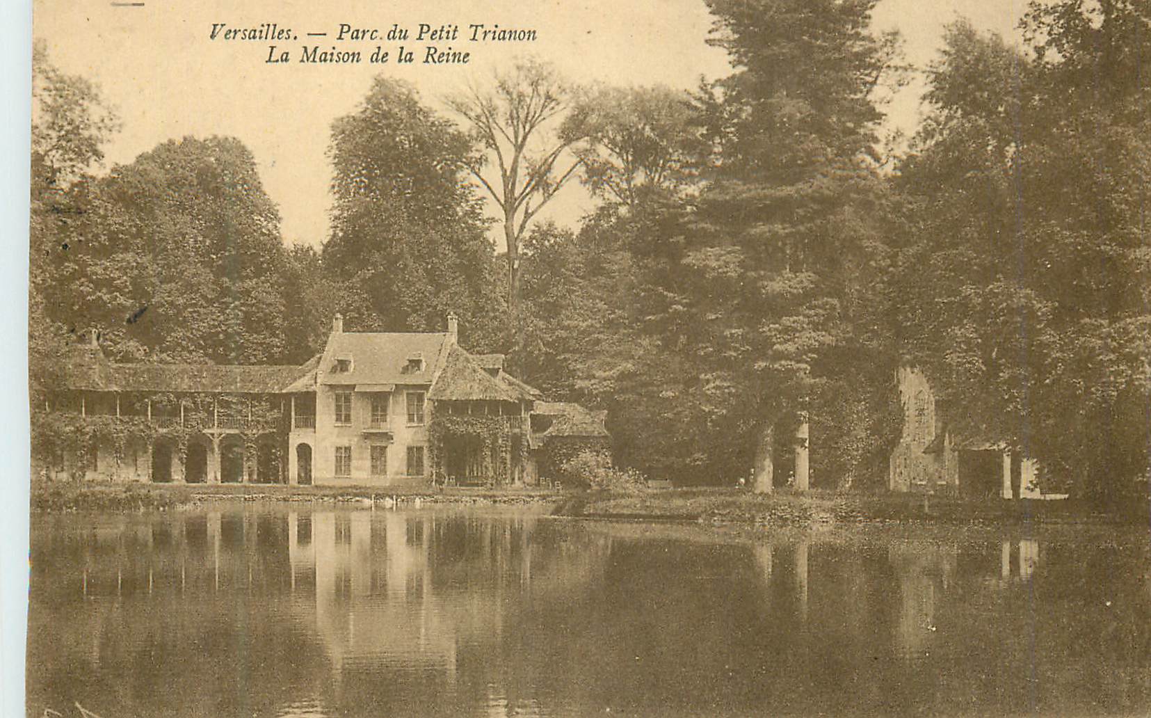 CPA Versailles Parc du Petit Trianon La Maison de la Reine