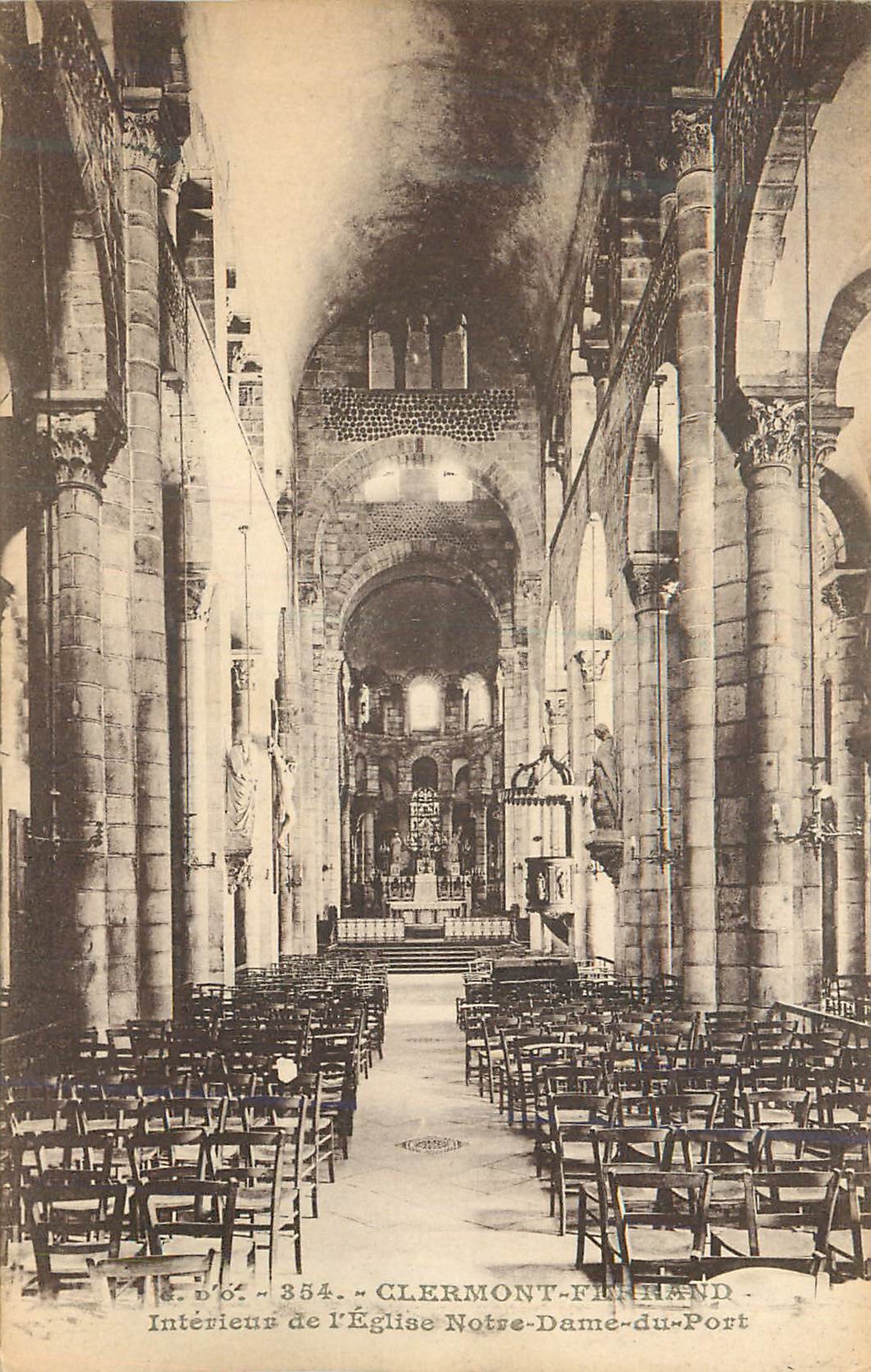 CPA Clermont Ferrand Interieur de l'Eglise Notre Dame du Port