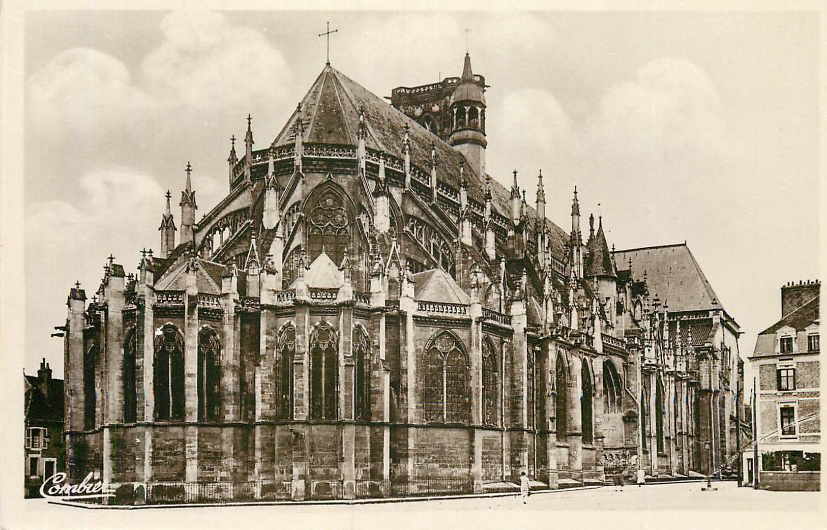 CPM Nevers (Nievre) La Cathedrale Saint Cyr Vue d'Ensemble