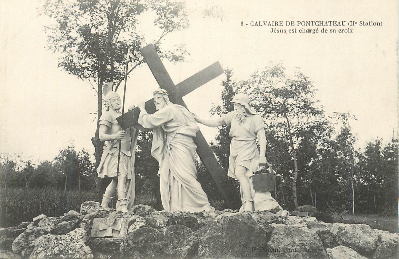 CPA Calvaire de Pontchateau (IIe Station) Jesus est Charge de sa Croix
