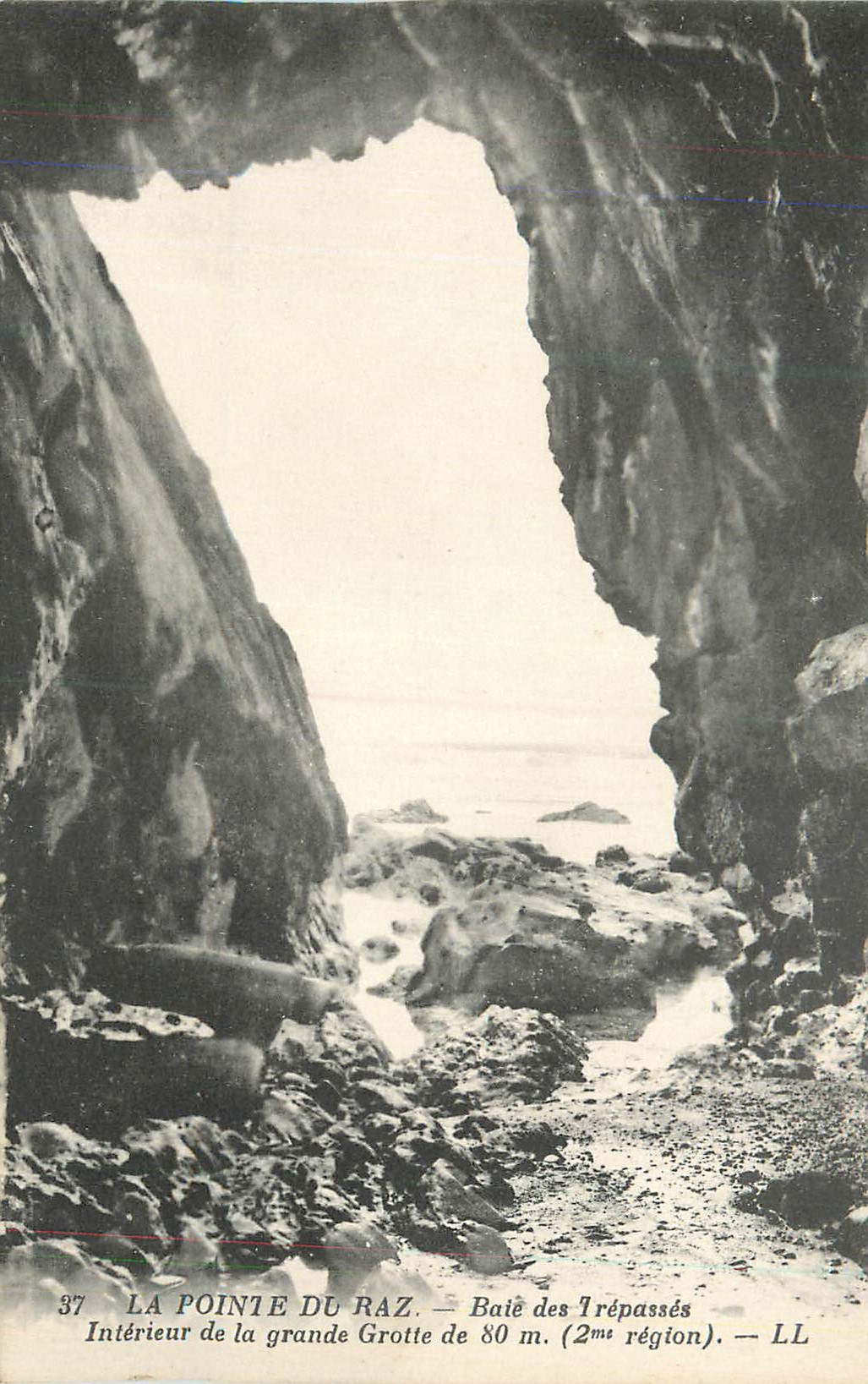 CPA La Pointe du Raz Baie des Trepasses Interieur de la Grande Grotte de 80 m (2me Region)