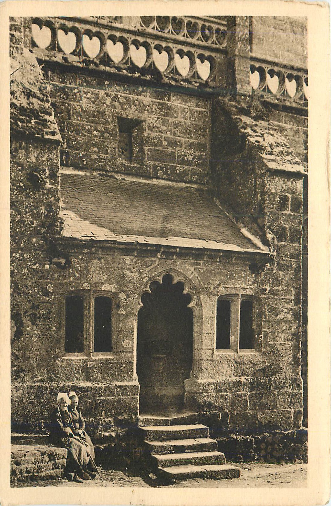 CPA Locronan (XVe Siecle) Le Delicieux petit Porche Nord avec ses Fenetres Jumelles