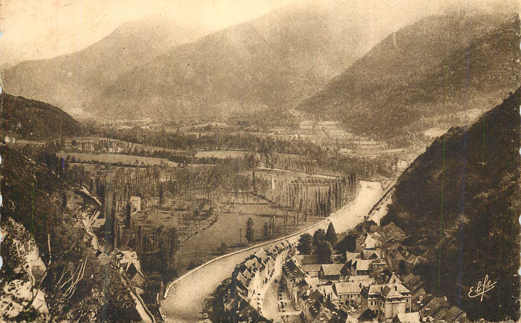 Vue panoramique du village en vallée — Éditeur 'Elfe' — n° de série non lisible