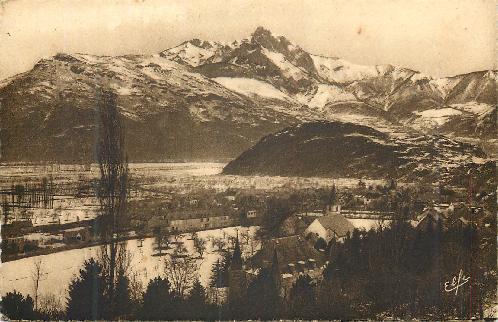 Village enneigé au pied des montagnes — Éditeur 'Elfe' — n° de série non lisible