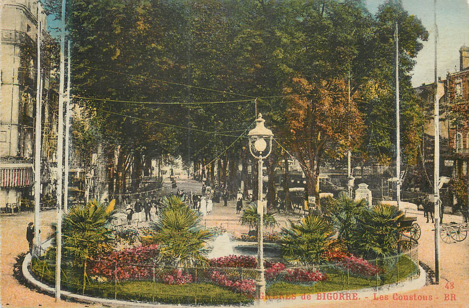 Les Coustous - Bigorre — Place centrale avec fontaine et palmiers