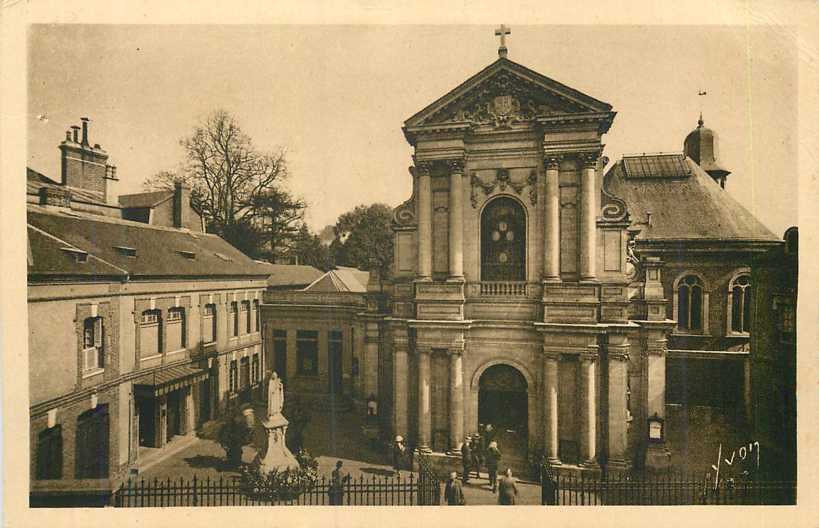 CPA Lisieux (Calvados) Le Carmel la Chapelle et la Salle des Reliques