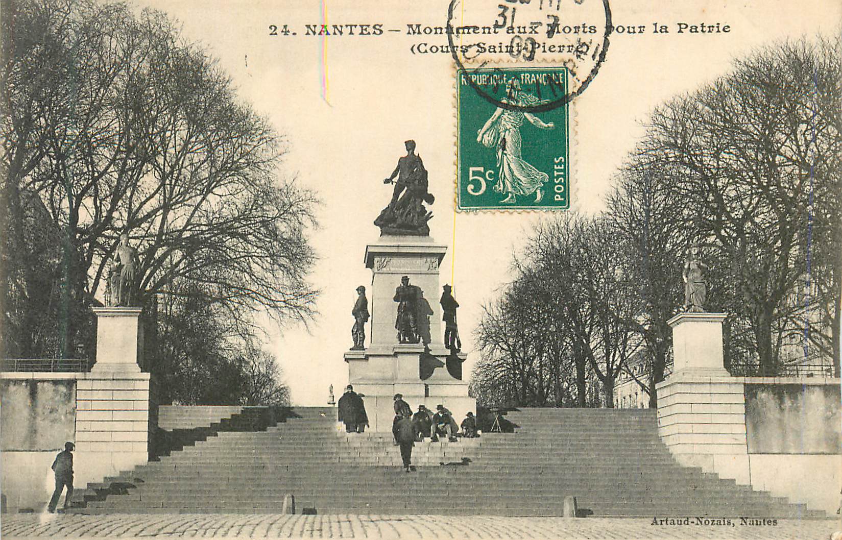 CPA Nantes Monument aux Morts pour la Patrie (Cour Saint Pierre) Militaria