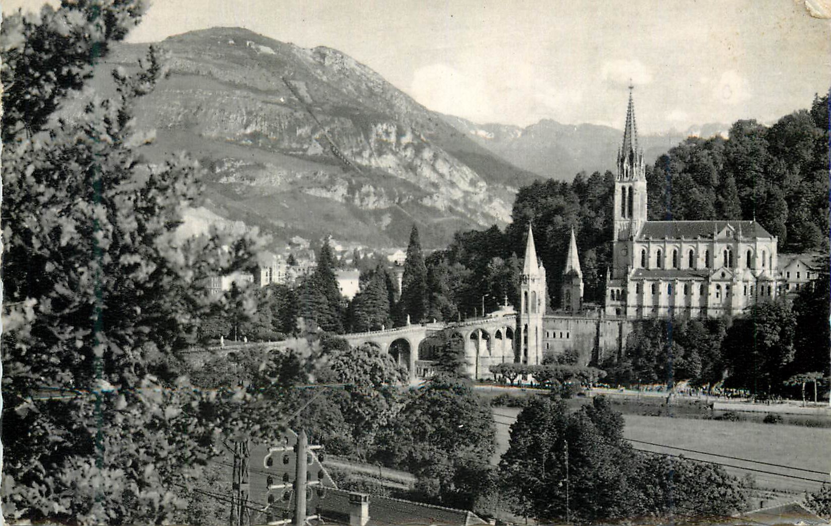 CPM Lourdes La Basilique vue de Cote et le Pic du Jer