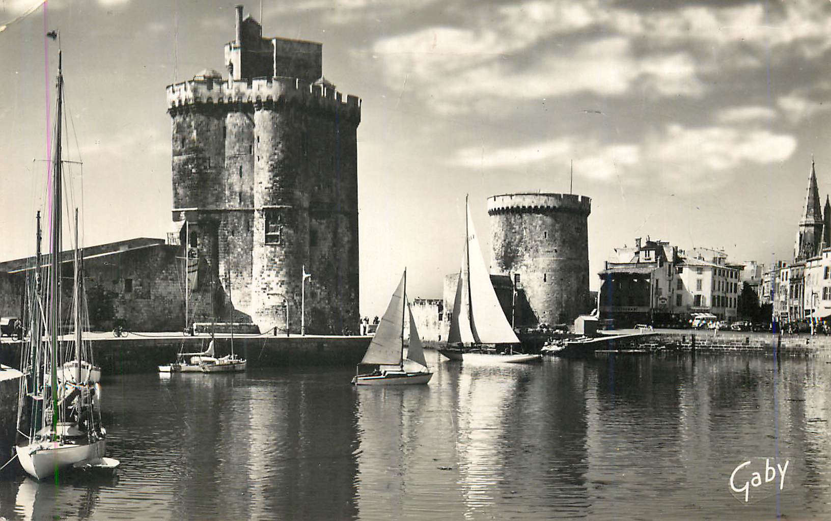 CPM La Rochelle (Ch Mme) Les Tours de l'Entree du Port Bateaux