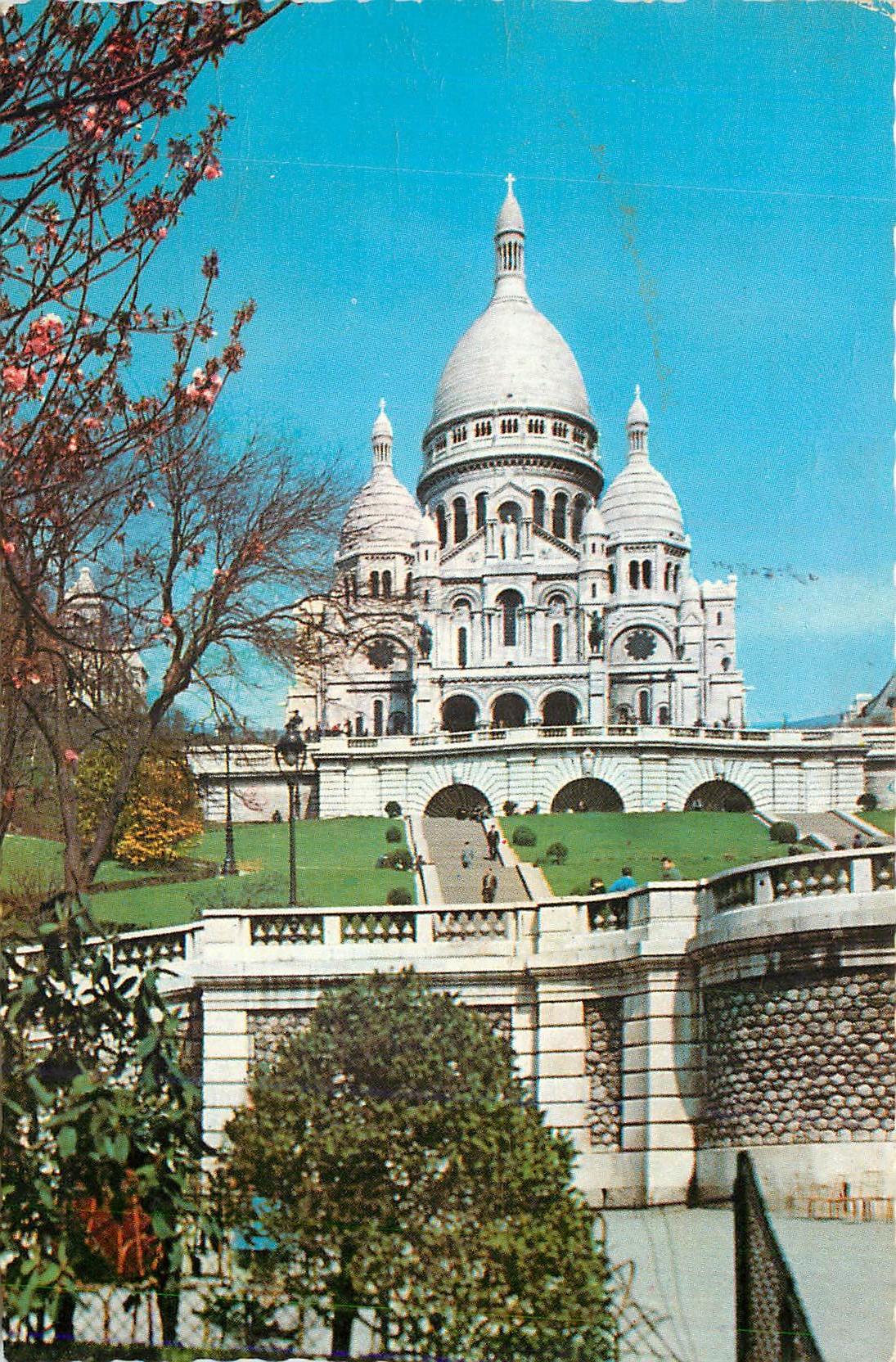 CPM Paris La Basilique du Sacre Coeur de Montmartre vue des Jardins
