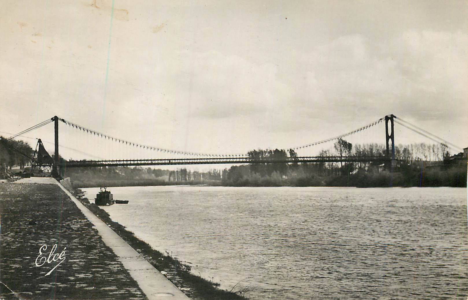 Pont suspendu sur le canal — Elcée