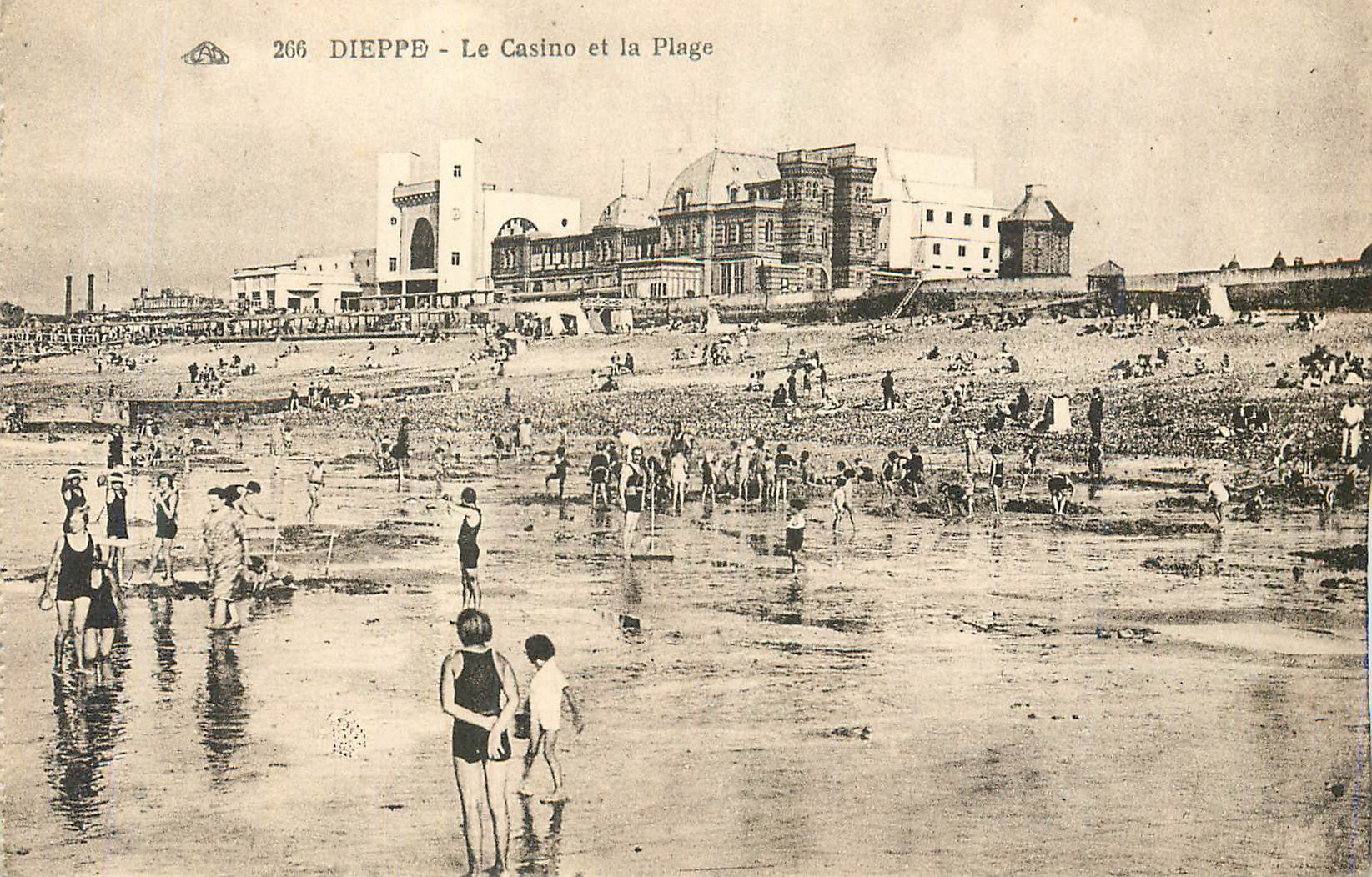CPA Dieppe Le Casino et la Plage