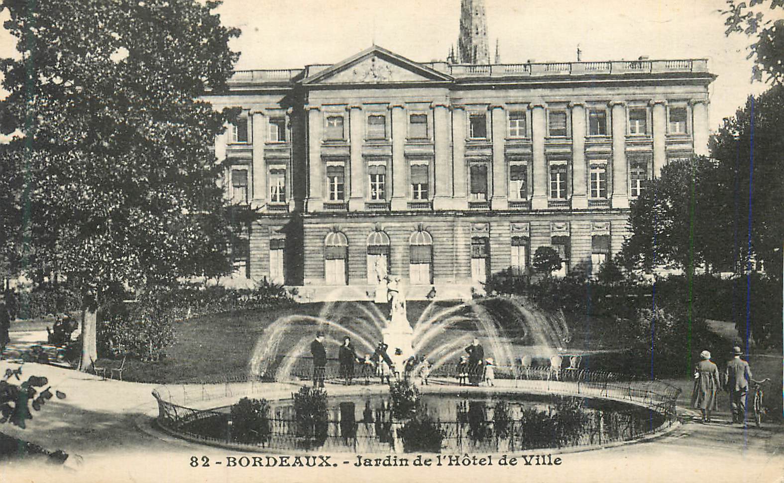 CPA Bordeaux Jardin de l'Hotel de Ville