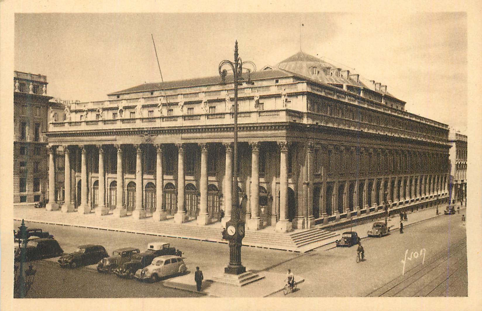 CPA Bordeaux (Gironde) Le Grand Theatre (XVIIIe S) Automobile