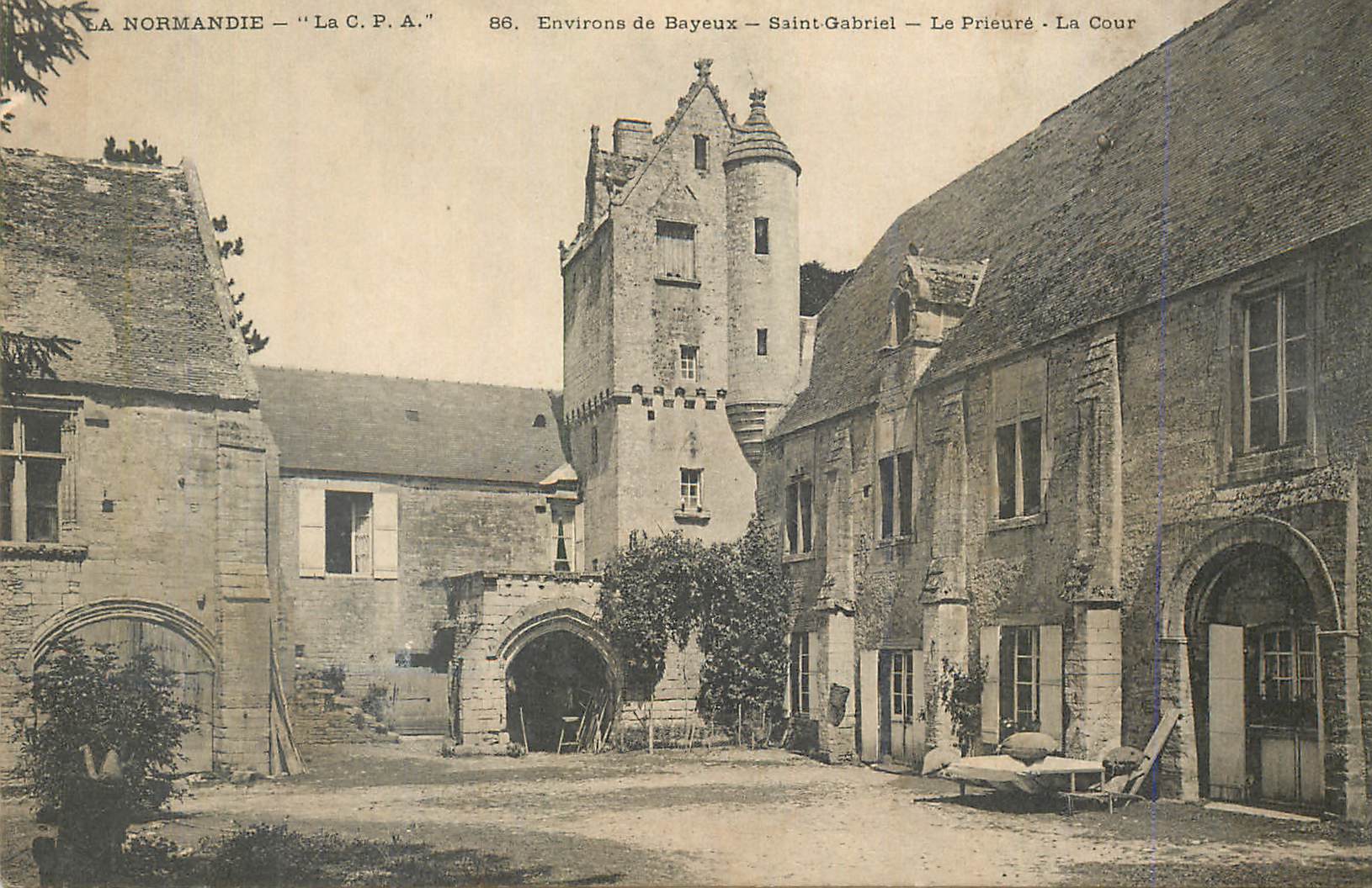 CPA Environs de Bayeux La Normandie Saint Gabriel La Prieure La Cour