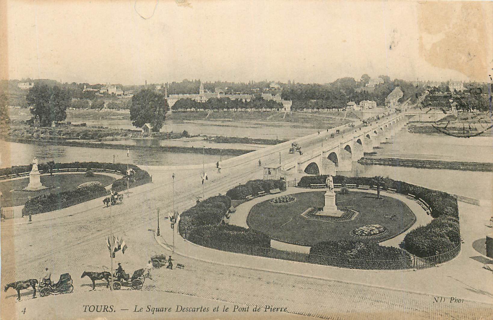 CPA Tours Le Square Descartes et le Pont de Pierre