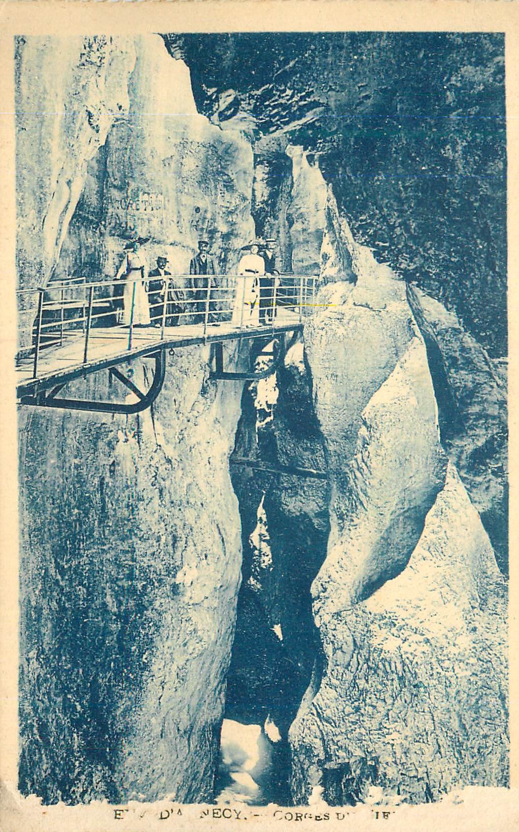 Gorges d'Arcy — Vue des visiteurs sur un pont suspendu — Éditions de la Poste