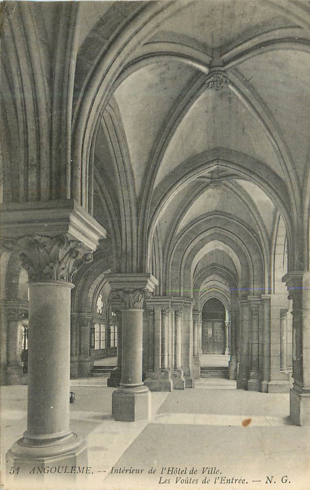 CPA Angouleme Interieur de l'Hotel de Ville Les Voutes de l'Entree