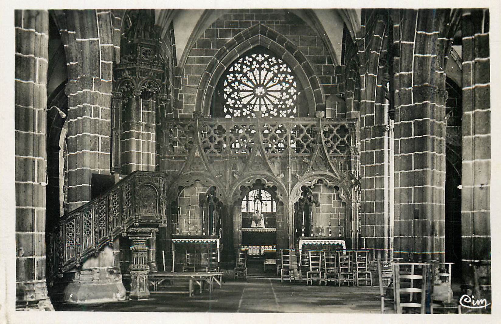 Intérieur de la cathédrale — vue de la nef et du chœur — Cim