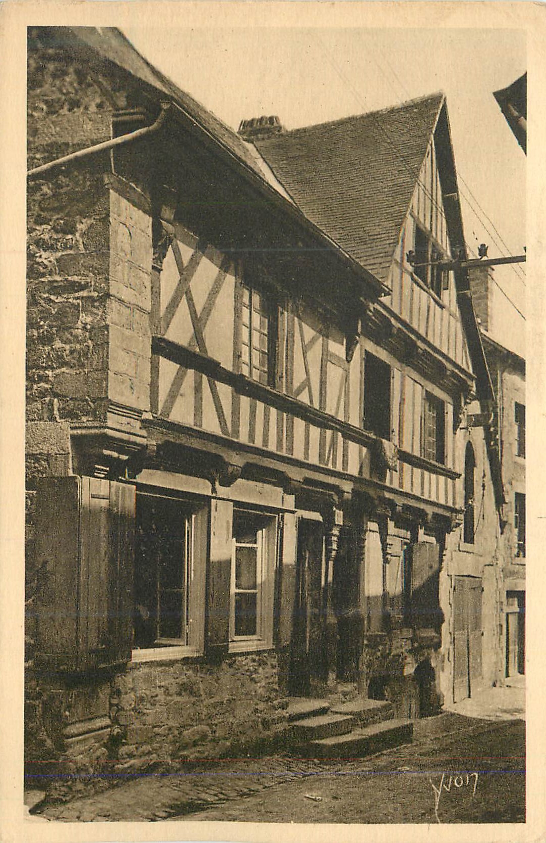Maison à colombages — rue étroite — Yvon, n°1017