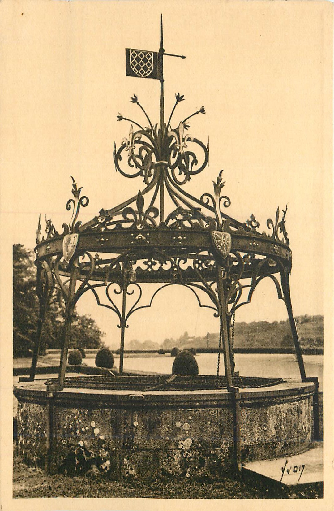 CPA Josselin (Morbihan) Cour d'Honneur du Chateau Puits ancien avec Armature de Fer Forge