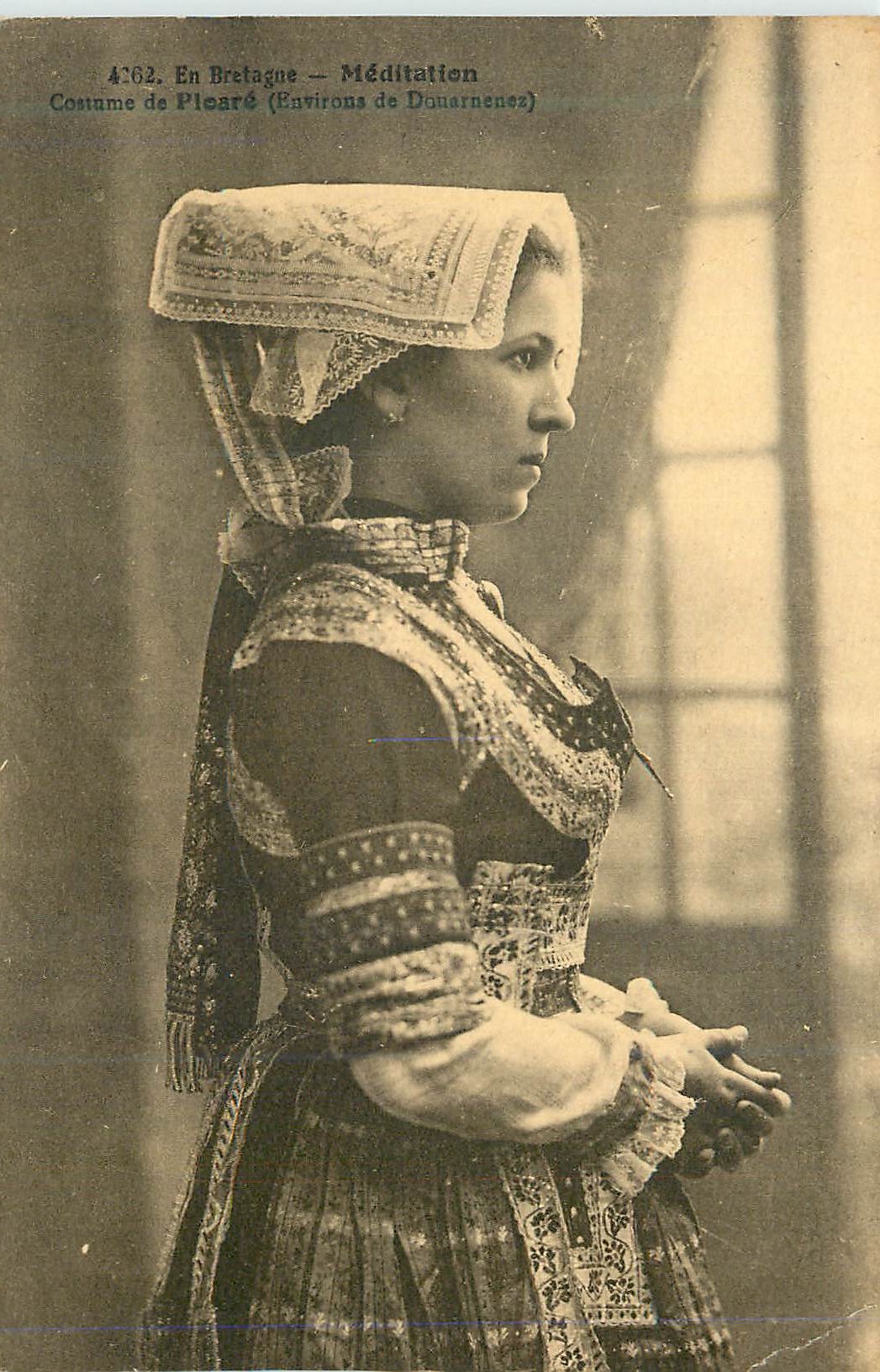 CPA En Bretagne Meditation Costume de Ploare Environs de Douarnenez Folklore
