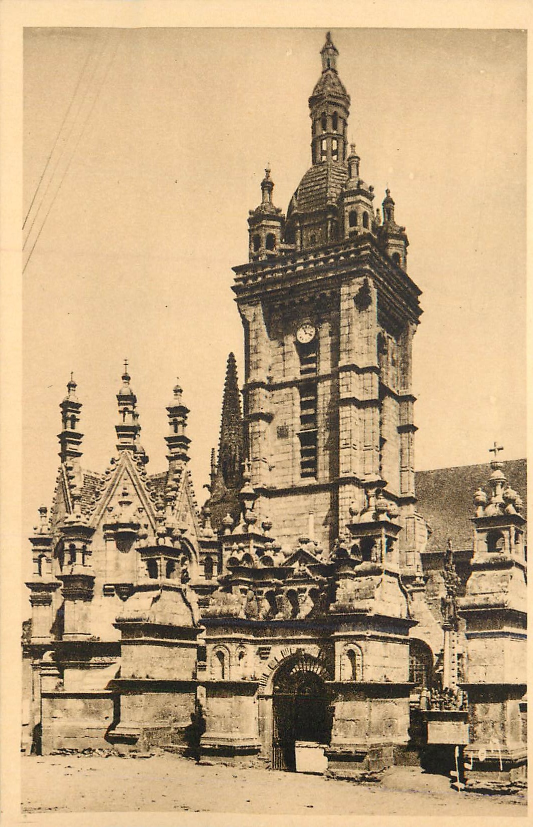 CPA Saint Thegonnec (Finistere) l'Eglise (XVIe s)