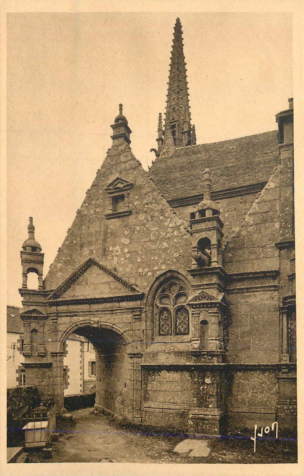 CPA Saint Thegonnec (Finistere) l'Arc en Biais et le Clocher