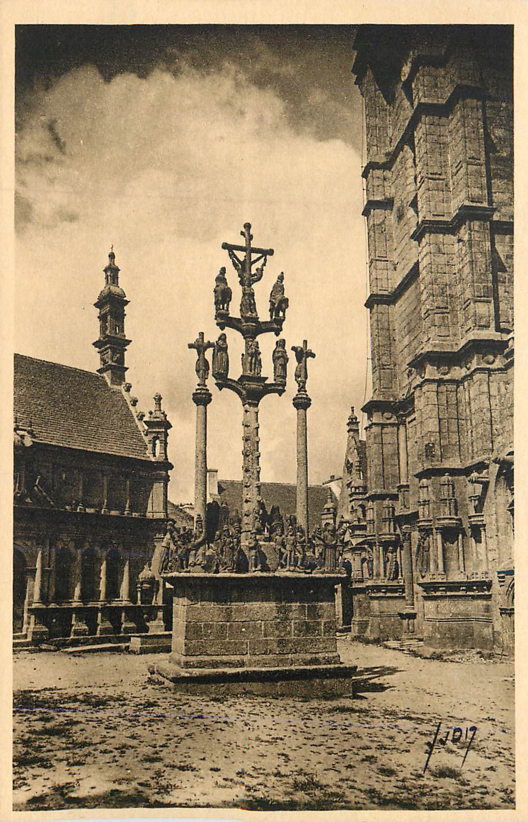 CPA St Thegonnec (Finistere)le Calvaire et l'Ossuaire