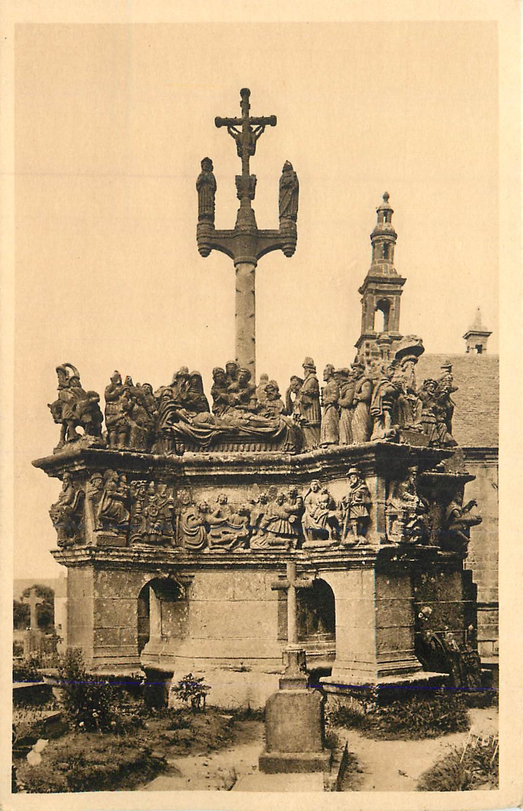 CPA Guimiliau (Finistere) le Calvaire