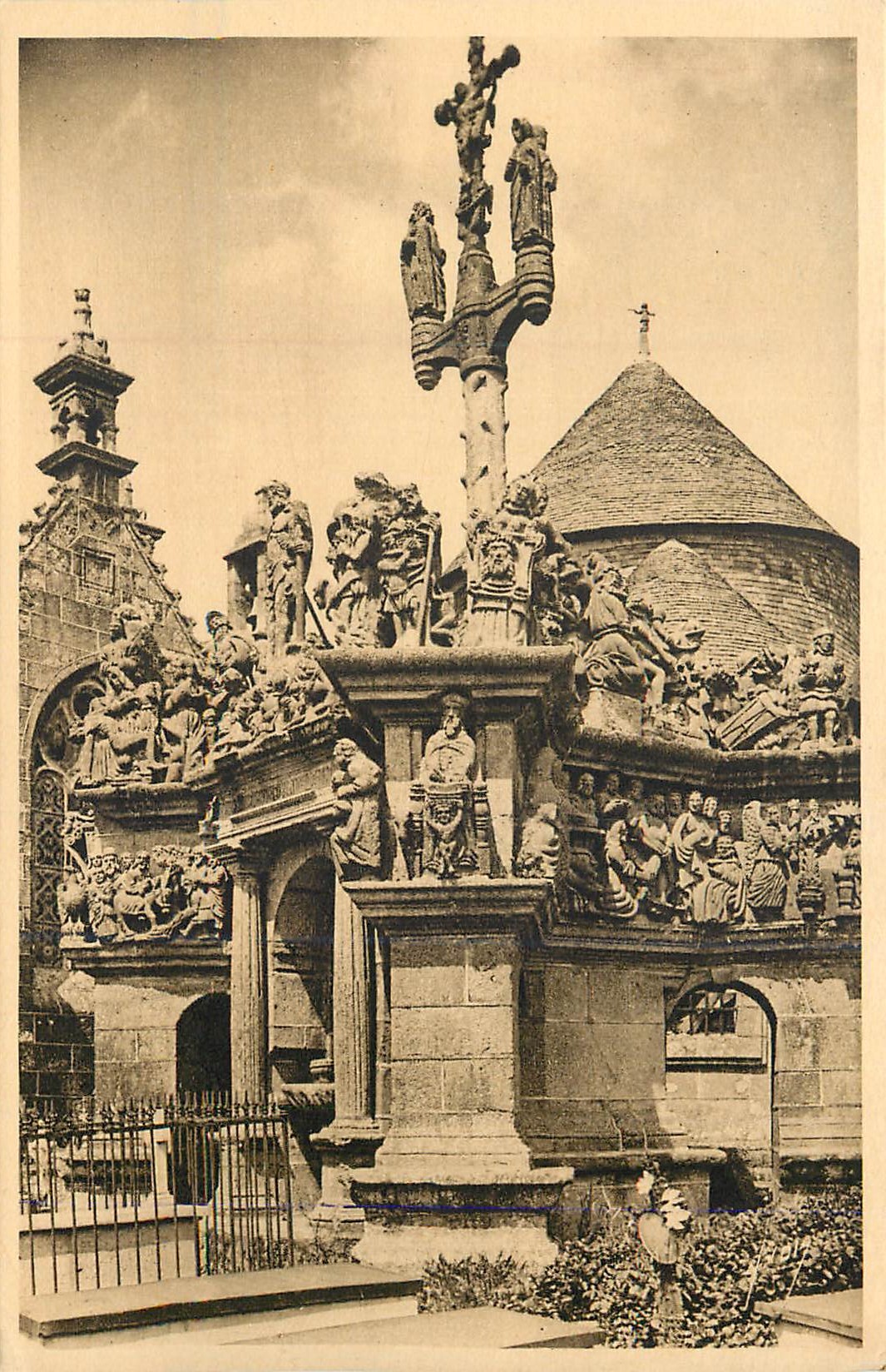 CPA Guimiliau (Finistere) le Calvaire