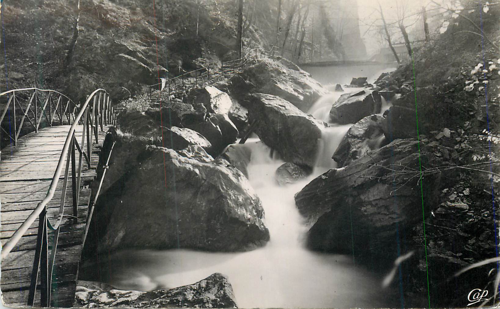 Chute d'eau et passerelle en bois — Cap — n° 12345