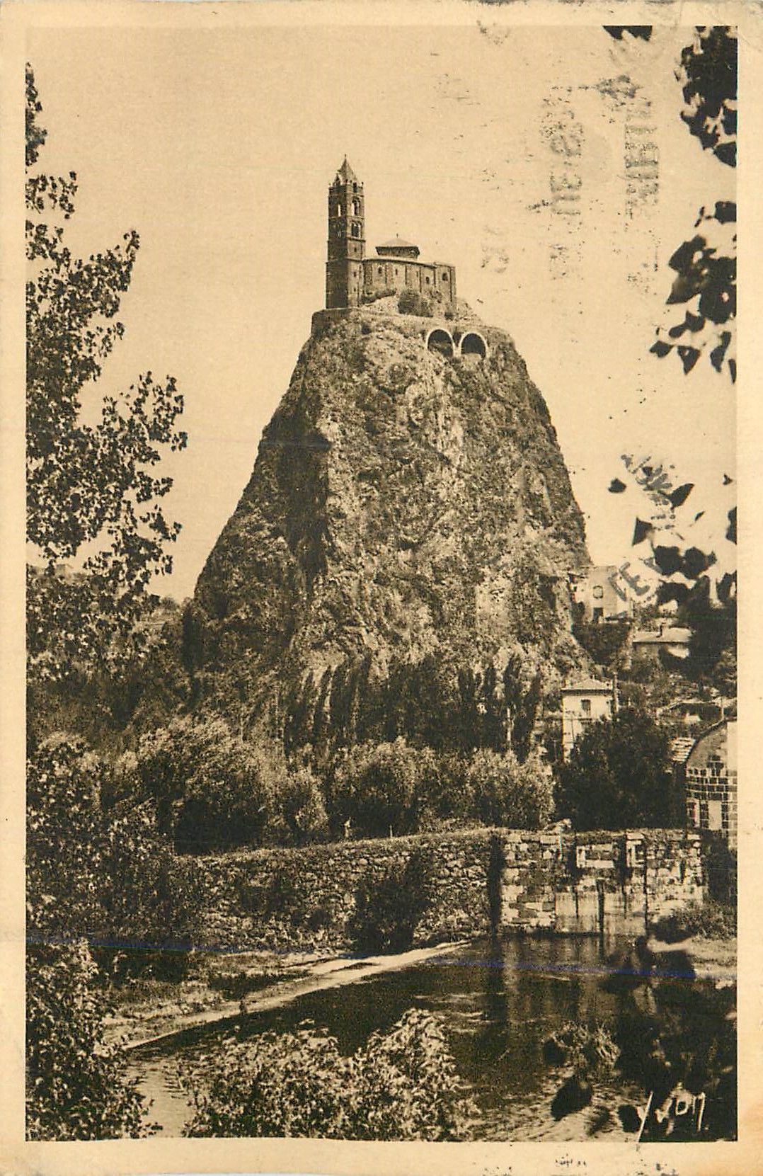 CPA Le Puy (Haute Loire) La Chapelle et le Rocher St Michel d'Aiguilhe