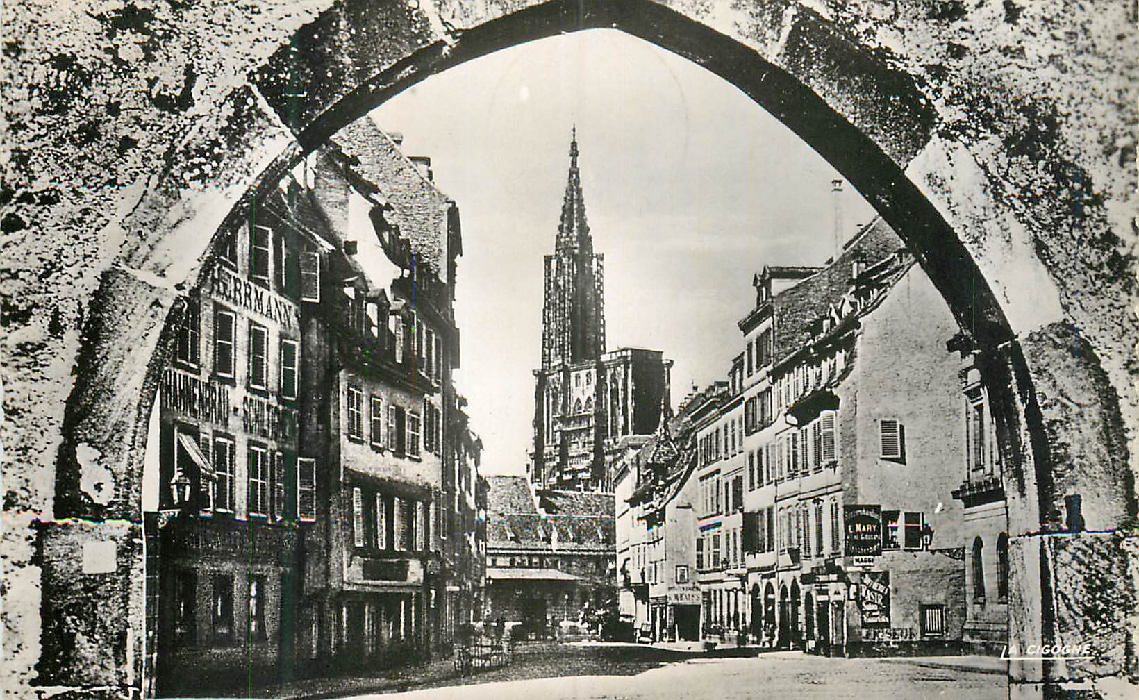Vue de la cathédrale de Strasbourg — vue à travers un portail gothique — éditeur L. Gogone
