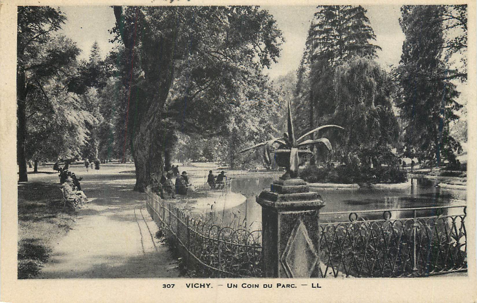 CPA Vichy un Coin du Parc