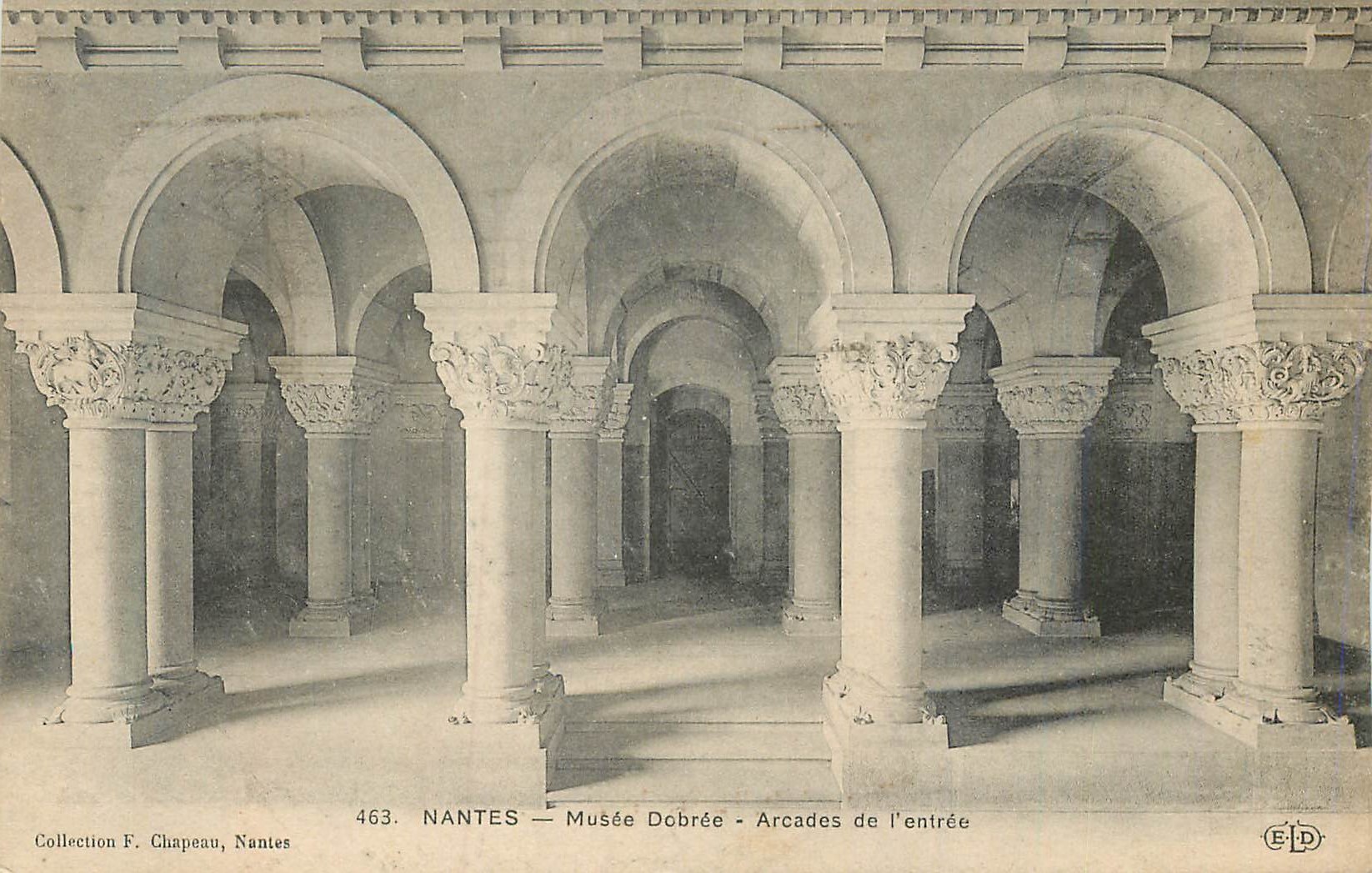 CPA Nantes Musee Dobree Arcades de l'Entree
